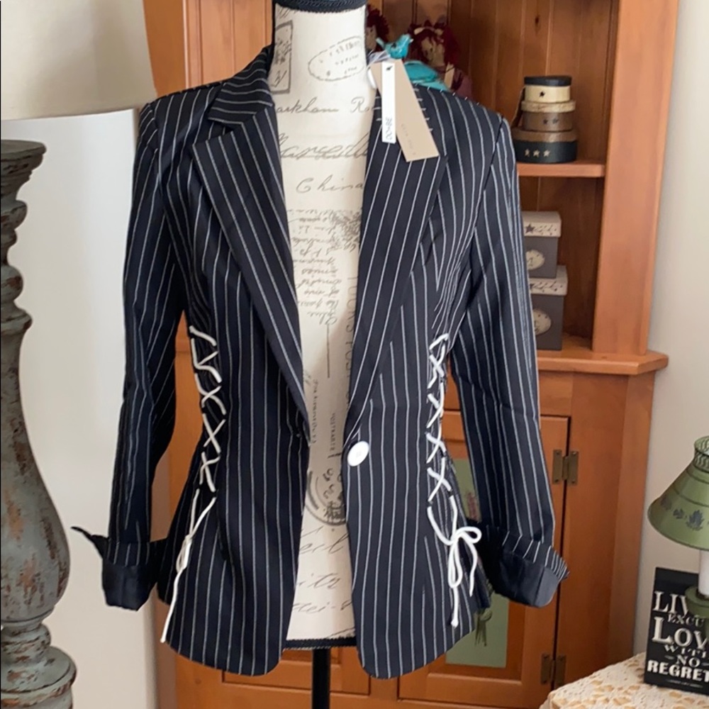 Beautiful Blazer - Picture 8 of 10